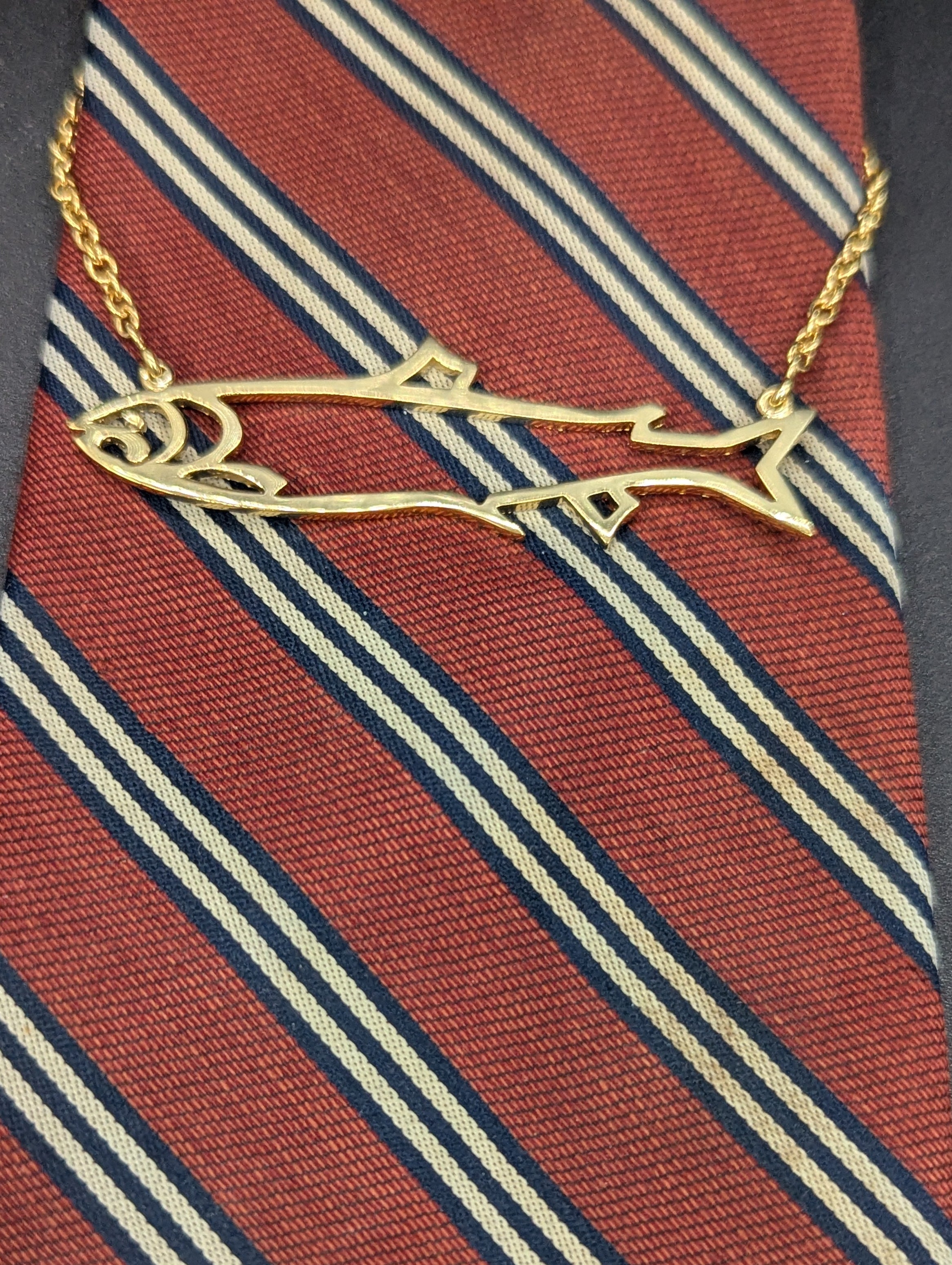 18K yellow Gold salmon tie bar with safety chain